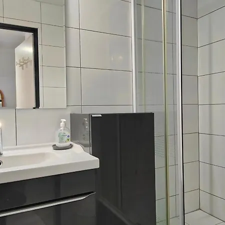 Beautiful Bright And Quiet 32 M Apartment